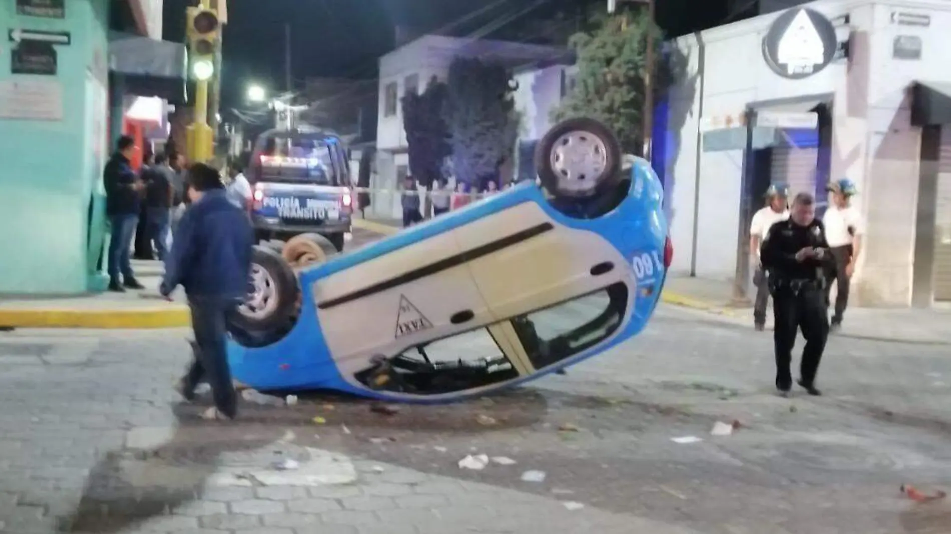 Termina volcado tras conducir a exceso de velocidad y en presunto estado etílico